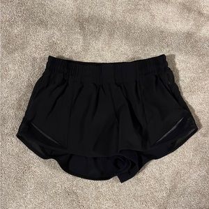 Lululemon black hottie hot shorts (2.5)